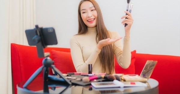 Thời của ‘chiến thần’ livestream đã qua: Khi FOMO và ‘deal hời’ không còn là át chủ bài, KOC và nhãn hàng phải làm gì?