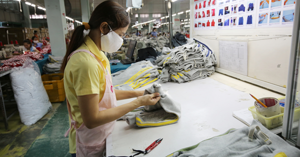 Dệt may, da giày tăng tốc khai thác “mỏ vàng sân nhà”