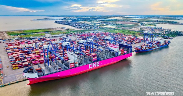 Siêu tàu màu hồng lớn nhất từ trước đến nay cập cảng miền Bắc Việt Nam: Ai đứng sau?